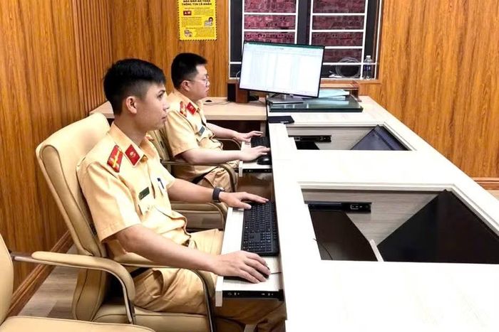 CSGT Công an tỉnh Phú Thọ kiểm tra vi phạm qua hệ thống camera phạt nguội.