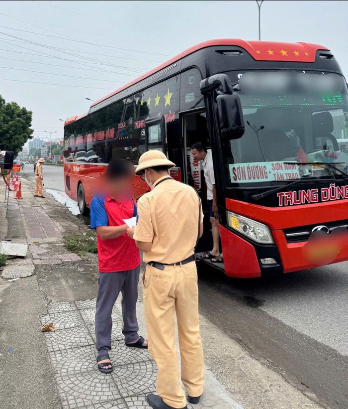 Tổ công tác Phòng Cảnh sát giao thông Công an tỉnh kiểm tra xe khách.