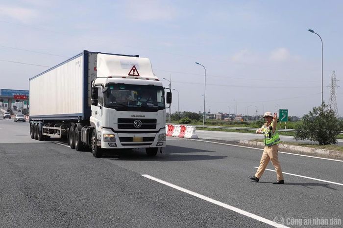 CSGT dừng các trường hợp vi phạm để làm việc.