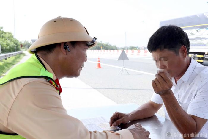 Quá trình làm việc với CSGT, hầu hết tài xế đều trình bày do ôtô phía trước phanh nên phải phanh theo, dẫn đến không đảm bảo khoảng cách an toàn. Tuy nhiên, CSGT đồng thời trích xuất dữ liệu từ thiết bị giám sát hành trình và hệ thống camera để phân tích diễn biến.