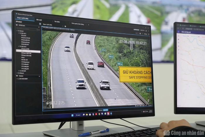 Trung tâm điều hành cao tốc Mai Sơn - Quốc lộ 45 (Cục Đường bộ Việt Nam), nơi thu thập dữ liệu hình ảnh các ôtô không giữ khoảng cách an toàn trên tuyến sau đó phối hợp với các tổ CSGT đang làm nhiệm vụ để dừng xử lý.