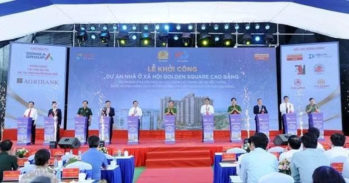 Thứ trưởng Nguyễn Văn Long và các đại biểu bấm nút khởi công Dự án nhà ở xã hội tại Cao Bằng.