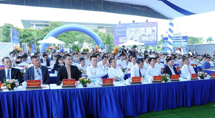 Các đại biểu tham dự buổi lễ.