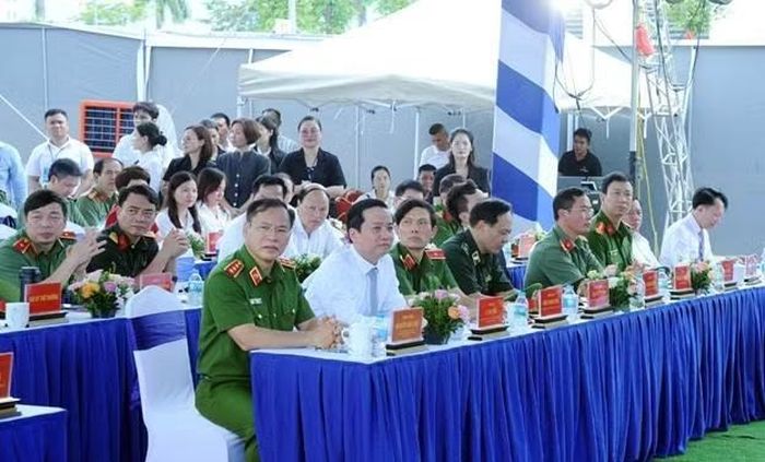 Thứ trưởng Nguyễn Văn Long và các đại biểu tham dự buổi lễ.