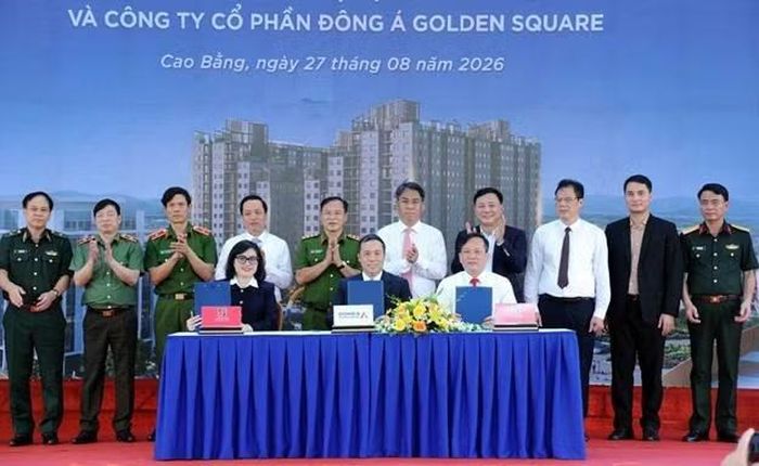 Thứ trưởng Nguyễn Văn Long và các đại biểu chứng kiến Ký kết hợp đồng tín dụng tài trợ và thỏa thuận hợp tác về việc cho khách hàng vay mua bất động sản Dự án nhà ở xã hội Golden Square Cao Bằng.