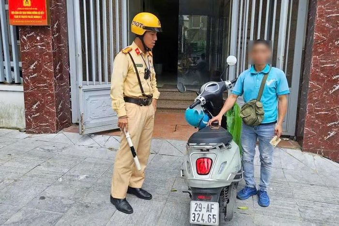 CSGT làm việc với người vi phạm.