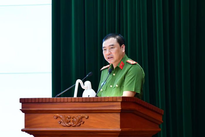Đại tá Phạm Trường Giang, Phó Cục trưởng Cục Cảnh sát điều tra tội phạm về tham nhũng, kinh tế, buôn lậu chia sẻ thông tin tại hội nghị.