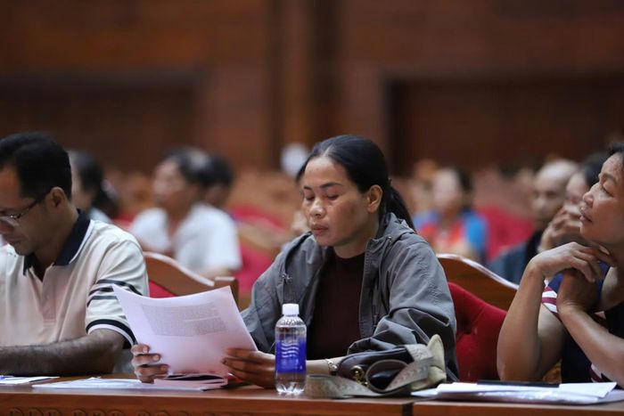 Người dân nhận khoán tham gia tại buổi đối thoại.