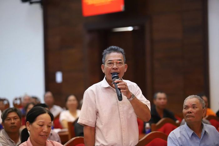 Đại diện các hộ dân nêu ý kiến, kiến nghị tại buổi đối thoại.