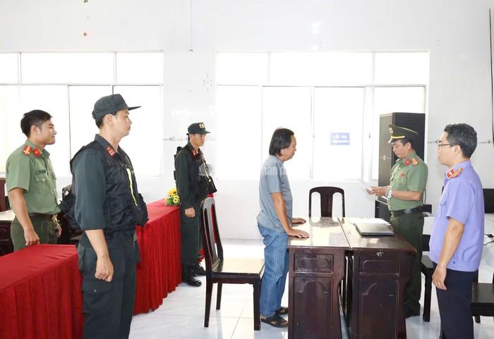 Cơ quan ANĐT tống đạt các quyết định tố tụng đối với bị can Thảo.