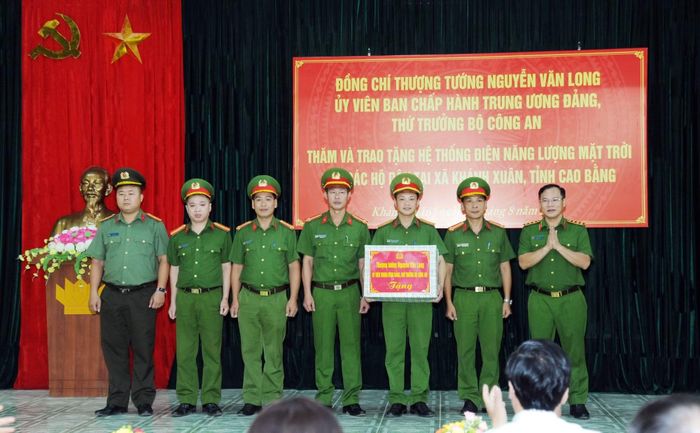 Thứ trưởng Nguyễn Văn Long trao quà tặng Công an xã Khánh Xuân.