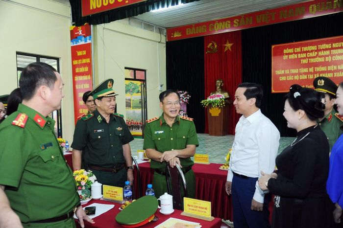 Thứ trưởng Nguyễn Văn Long chia sẻ với lãnh đạo địa phương và bà con nhân dân xã Khánh Xuân.