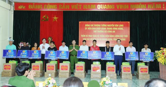 Thứ trưởng Nguyễn Văn Long trao hệ thống điện năng lượng mặt trời tặng các hộ dân tại xã Khánh Xuân.