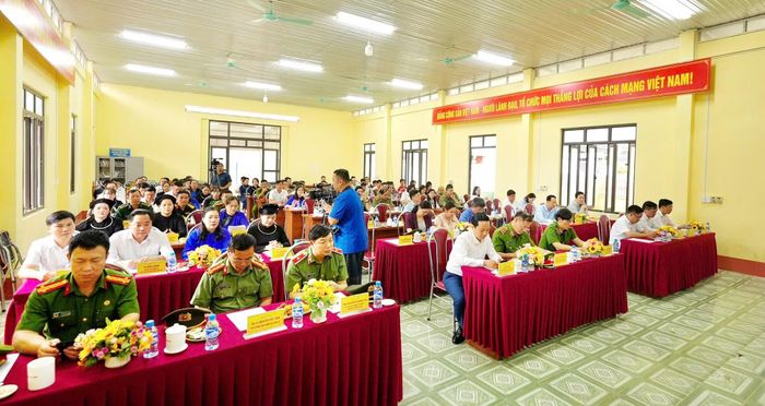 Các đại biểu tham dự buổi trao quà tại xã Khánh Xuân.