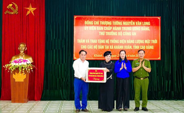 Thứ trưởng Nguyễn Văn Long trao quà tặng UBND xã Khánh Xuân.