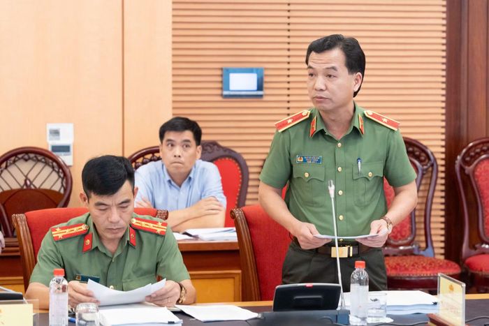 Thiếu tướng Nguyễn Hữu Sơn, Phó Cục trưởng Cục Pháp chế và Cải cách hành chính, tư pháp, Bộ Công an phát biểu tại phiên họp.