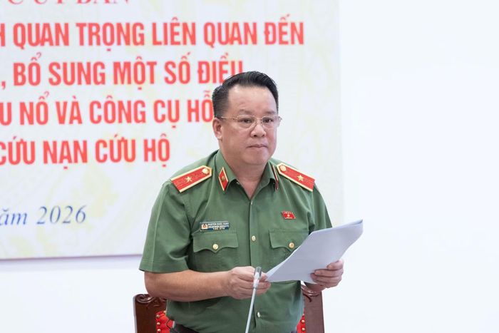 Thiếu tướng Nguyễn Quốc Hùng, Phó Chủ nhiệm Ủy ban Quốc phòng, An ninh và Đối ngoại điều hành thảo luận tại phiên họp.