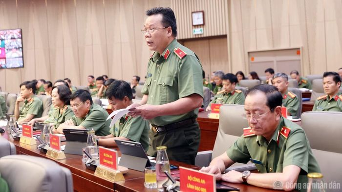 Các đại biểu tham luận tại hội nghị.