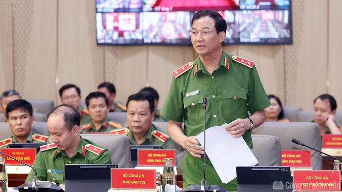 Các đại biểu tham luận tại hội nghị.