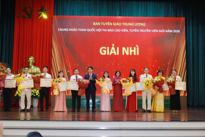 2 báo cáo viên Nguyễn Công Triện và Hồ Anh Tuấn (Đảng uỷ Công an Trung ương) cùng 8 báo cáo viên đoạt giải Nhì, được Ban tổ chức trao giải và tặng hoa chúc mừng.