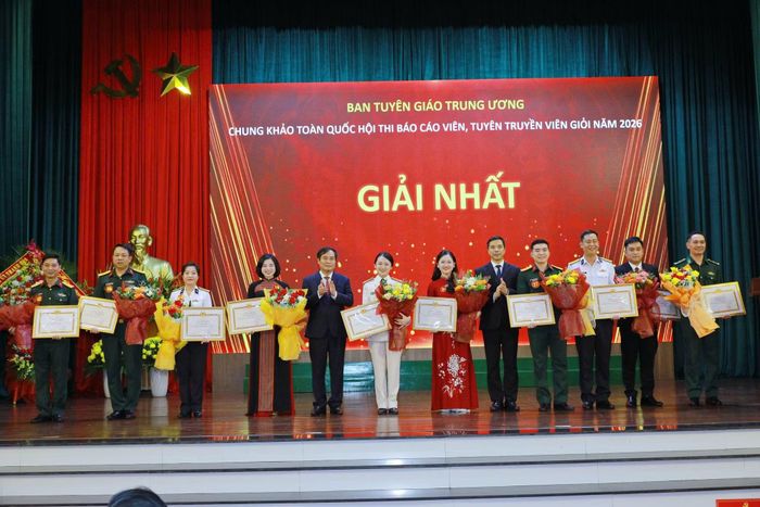 Nữ báo cáo viên Ngô Thị Bích Thu (Đảng ủy Công an Trung ương) và 9 báo cáo viên đoạt giải Nhất, được Ban tổ chức trao giải và tặng hoa chúc mừng.