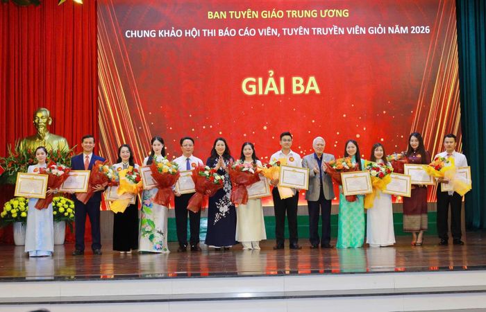 Có 11 báo cáo viên đoạt giải Ba.