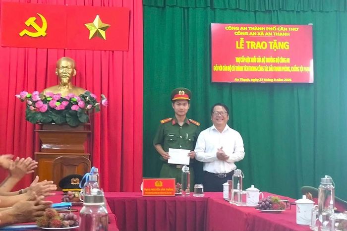 Đại diện lãnh đạo UBND xã An Thạnh trao quà hỗ trợ, động viên Thượng úy Trần Ngọc Lợi.