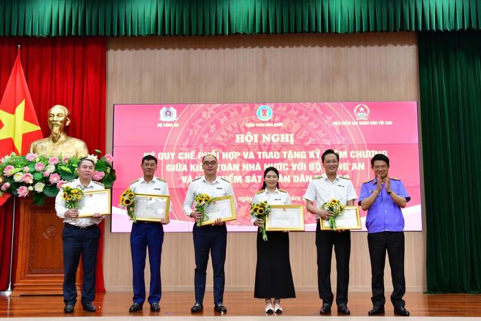 Đồng chí Nguyễn Huy Tiến, Viện trưởng VKSNDTC trao tặng Kỷ niệm chương "Vì sự nghiệp Kiểm sát" cho các cá nhân thuộc KTNN.