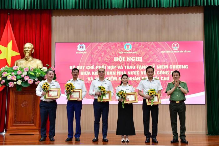 Đại tướng Lương Tam Quang, Bộ trưởng Bộ Công an trao tặng Kỷ niệm chương "Bảo vệ an ninh Tổ quốc" cho các đồng chí lãnh đạo KTNN.