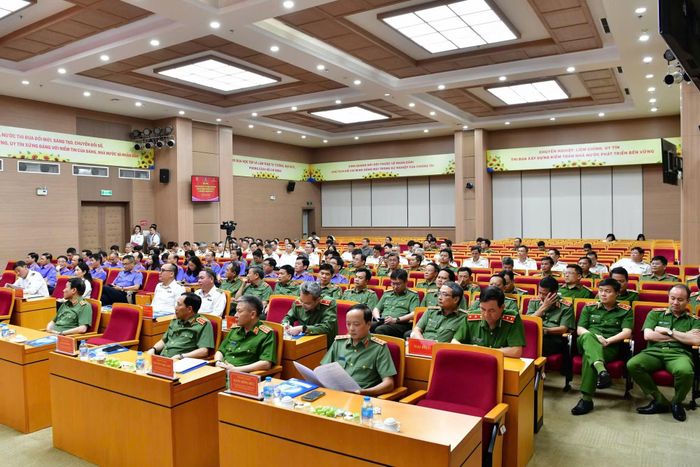Các đại biểu tham dự hội nghị.