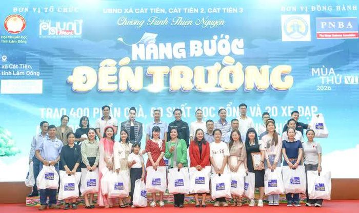 Ngoài những suất học bổng, quà cho các em học sinh, ban tổ chức cũng trao 200 phần quà cho phụ huynh học sinh.