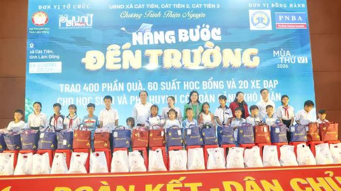 Nhiều phần quà có giá trị đã được trao cho các em học sinh tại 3 xã Cát Tiên, Cát Tiên 2 và Cát Tiên 3.
