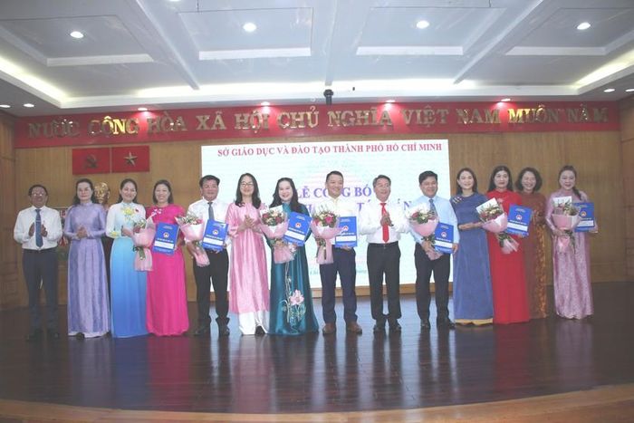 Lãnh đạo Sở Giáo dục và Đào tạo Thành phố Hồ Chí Minh trao các quyết định điều động, bổ nhiệm viên chức quản lý đối với các phòng, ban trực thuộc Sở và hiệu trưởng các đơn vị trường học.