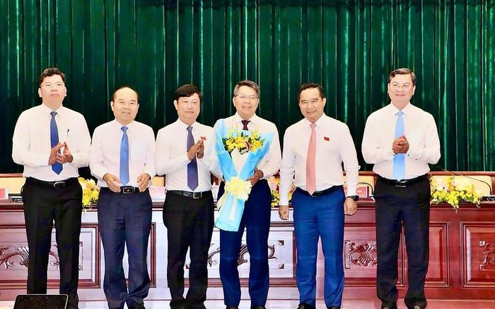 Lãnh đạo Thành phố Hồ Chí Minh tặng hoa chúc mừng Giám đốc Sở Khoa học và Công nghệ đã trúng cử chức danh Ủy viên UBND Thành phố khóa XI, nhiệm kỳ 2026-2031.