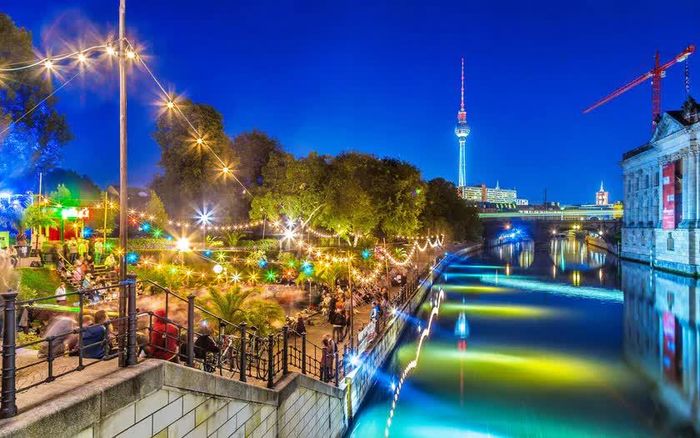 Theo khảo sát của Time Out, cuộc sống về đêm ở Thủ đô Berlin, Đức có thể đang thay đổi. Nhưng thành phố vẫn giữ vững danh tiếng là Thủ đô giải trí về đêm của châu Âu. Ảnh: Canadastock/Shutterstock