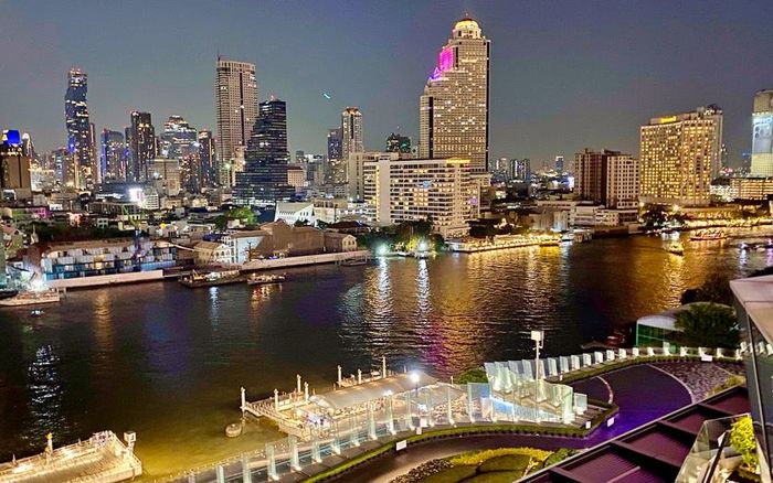 Sông Chao Phraya nhộn nhịp với những du thuyền chở du khách ăn tối, ngắm cảnh Thủ đô Bangkok của Thái Lan về đêm. Ảnh: wanderwithstella