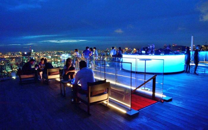 Một trong những quán bar sang chảnh trên sân thượng với tầm nhìn 360 độ, rất hút khách ở Bangkok, Thái Lan. Ảnh: asia-bars