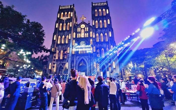 Nhà thờ Lớn là một trong những điểm dừng chân hấp dẫn khách du lịch, tham gia các tour khám phá Hà Nội về đêm. Ảnh: asiaeyestravel