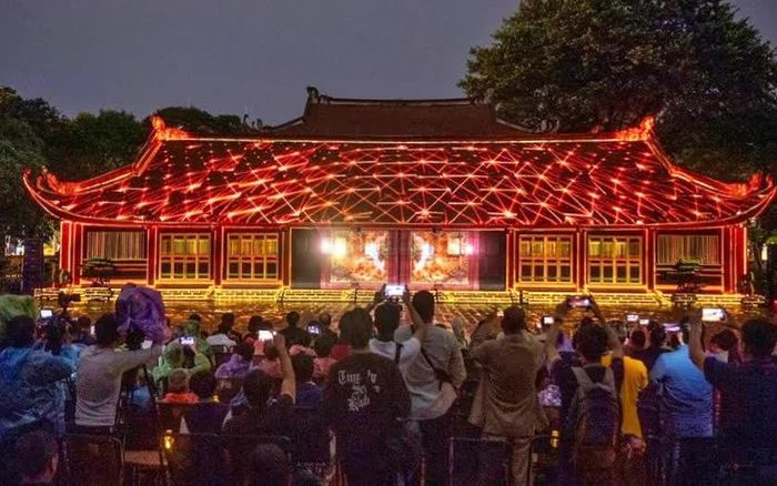 Độc đáo tour đêm đánh thức tiềm năng du lịch Văn Miếu - Quốc Tử Giám (Hà Nội), sử dụng công nghệ 3D Mapping trong show trình chiếu theo chủ đề "Tinh hoa đạo học". Ảnh: Báo Dân Việt