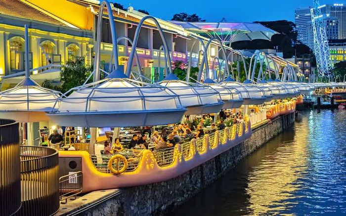 "Những bữa tiệc tối tuyệt nhất ở Singapore hiện nay không được quảng cáo rầm rộ, mà khách du lịch cần biết tìm ở đâu" - Time Out lưu ý. Ảnh: Monticello/Shutterstock