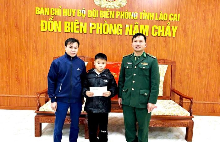 Tặng quà Tết cho con nuôi ở Đồn Biên phòng Nậm Chảy. Ảnh: Trần Hà