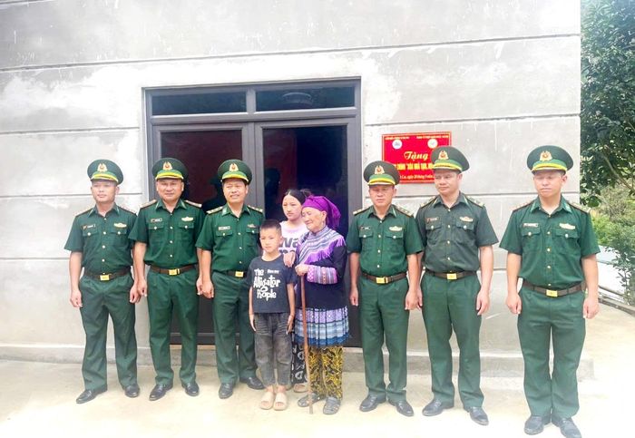 Đồn Biên phòng Si Ma Cai phối hợp với các nhà hảo tâm xây tặng nhà kiên cố cho gia đình học sinh nghèo, tiếp bước các em đến trường. Ảnh: Giàng A Trú