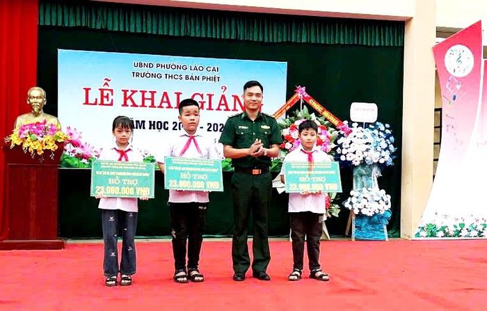 Đồn Biên phòng Cửa khẩu quốc tế Lào Cai trao tiền hỗ trợ, nâng bước em đến trường. Ảnh: Ngọc Anh