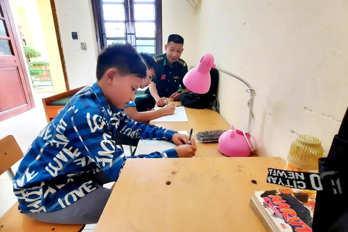 Giờ học bài của con nuôi Đồn Biên phòng Tả Gia Khâu. Ảnh: Duy Cường