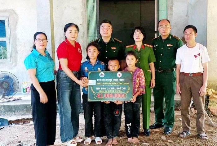 Cán bộ, chiến sĩ Đồn Biên phòng Trịnh Tường cùng nhà hảo tâm quyên góp, hỗ trợ 3 cháu học sinh mồ côi cha mẹ, tiếp sức cho các cháu được đến lớp học tập. Ảnh: CTV