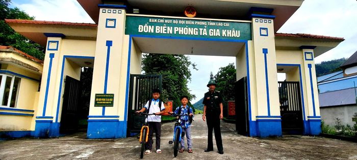 Đồn Biên phòng Tả Gia Khâu nhận nuôi dưỡng, chăm sóc 2 học sinh có hoàn cảnh khó khăn tại đơn vị. Ảnh: Duy Cường