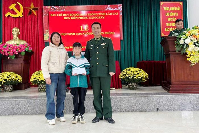 Đón nhận con nuôi ở Đồn Biên phòng Bát Xát. Ảnh: Trần Hà