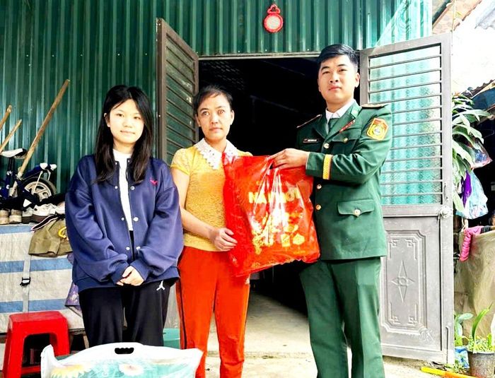 Đồn Biên phòng Mường Khương trao tặng quà hỗ trợ cho học sinh có hoàn cảnh khó khăn, nâng bước em đến trường. Ảnh: A Gió