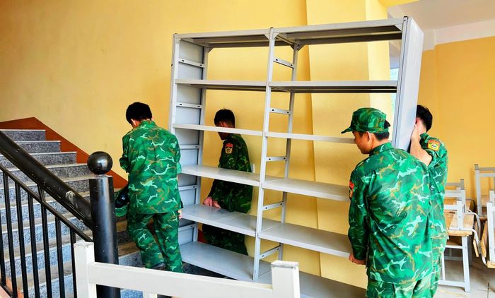 Bộ đội Biên phòng tham gia vận chuyển, lắp đặt trang thiết bị lớp học, chuẩn bị khai giảng năm học mới 2026 - 2027. Ảnh: Minh Quân