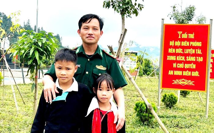 Em Phàn Mình Tiến (hàng đầu, trái ảnh) cùng em gái ruột lên thăm bố nuôi "quân hàm xanh" tại Đồn Biên phòng Bát Xát. Ảnh: Trần Hà
